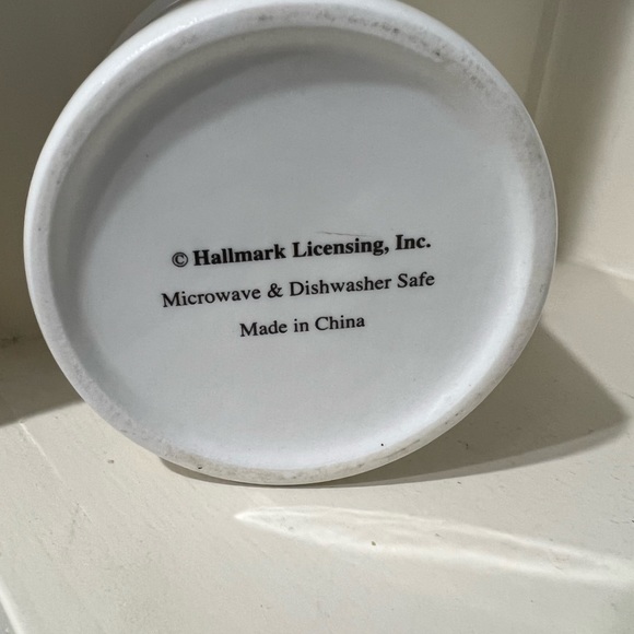 Hallmark poinsettia creamer and covered sugar set.perfect pre owned condition. - Picture 3 of 3